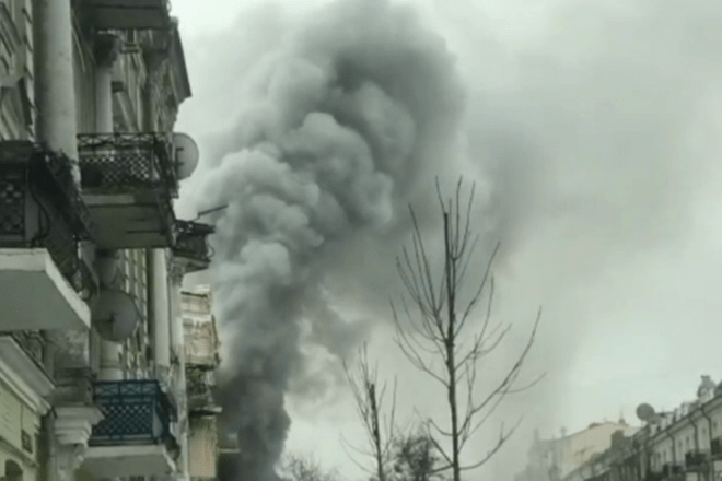 Стовпи диму: у центрі Києва спалахнула пожежа (ВІДЕО)