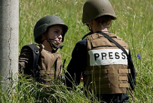 Зброя – ваше слово: Порошенко привітав військових журналістів з професійним святом