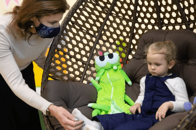 Три інклюзивні центри Києва отримали сенсорне крісло, яке полегшує роботу психолога з дітьми