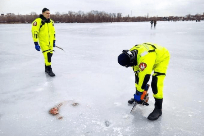 У Києві рятувальники бензопилою вирізали з льоду тіло потопельника – моторошні фото