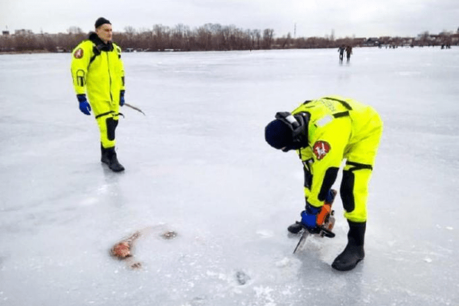 У Києві рятувальники бензопилою вирізали з льоду тіло потопельника – моторошні фото У Києві рятувальники бензопилою вирізали з льоду тіло потопельника – моторошні фото