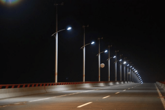 У столиці повністю замінять усі застарілі світильники на світодіодні. Планують впоратись до 2025 року