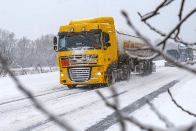 А сніг все мете: вантажівкам знову заборонять в’їзд до Києва