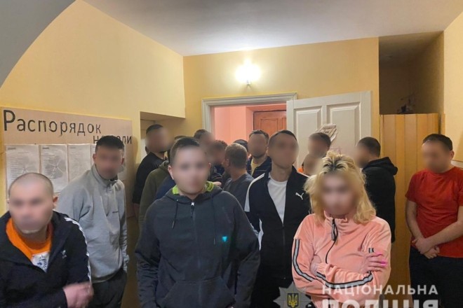 Викрадали людей та катували у “лікувальному центрі” – на Київщині викрили злочинну групу