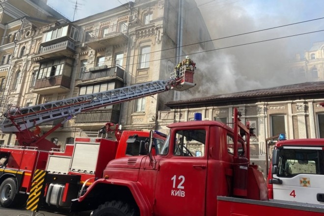 На Саксаганського масштабна пожежа в ресторані – рух перекрили