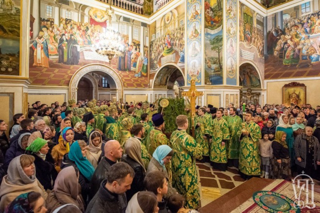 “Ковід-вечірка” у Лаврі: Московська церква зібрала на богослужіння тисячі вірян – в тисняві і без масок