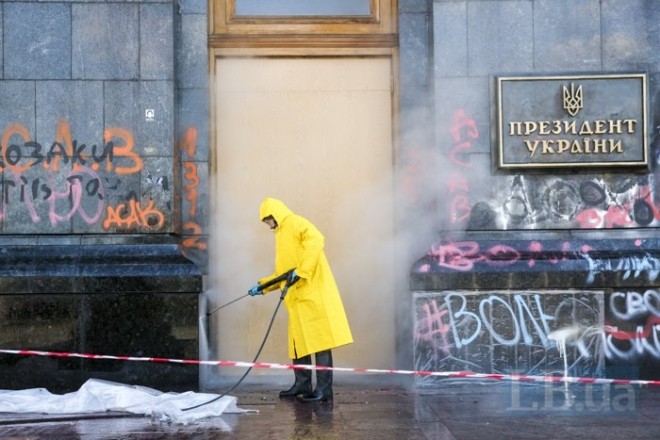 “Велике прибирання” на Банковій: табличку “Президент України” відмили від образливих надписів
