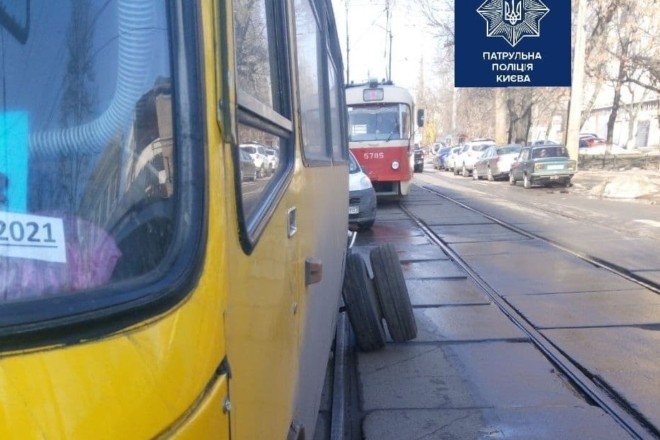 На Кирилівській маршрутка згубила колесо і зупинила трамваї