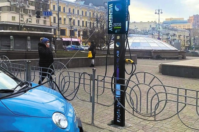 У Києві відкриють півсотні зарядних станцій для електрокарів. Одна вже працює на Бессарабці