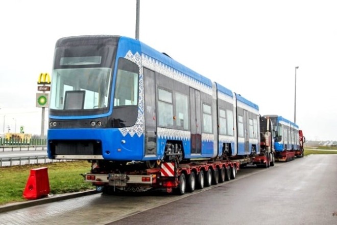 Перевезення трамваїв через Дніпро коштує місту пів мільйона. Чому ці гроші пропонують брати з ексмера Омельченка