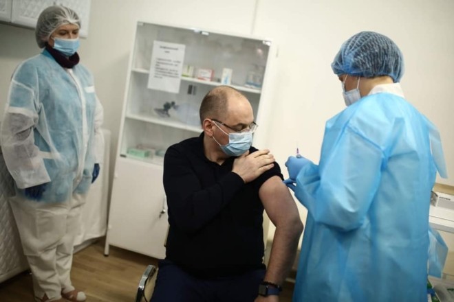 Максим Степанов публічно прищепився від коронавірусу (ВІДЕО)