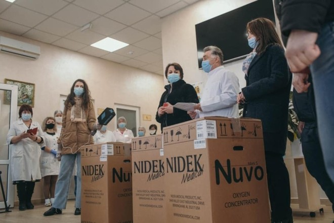 Лікарня на Київщині отримала кисневі концентратори від Порошенка