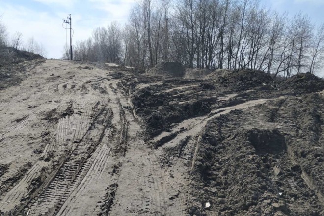 Екопарк Осокорки: десятки вантажівок засипають озеро будівельним сміттям (ФОТО)