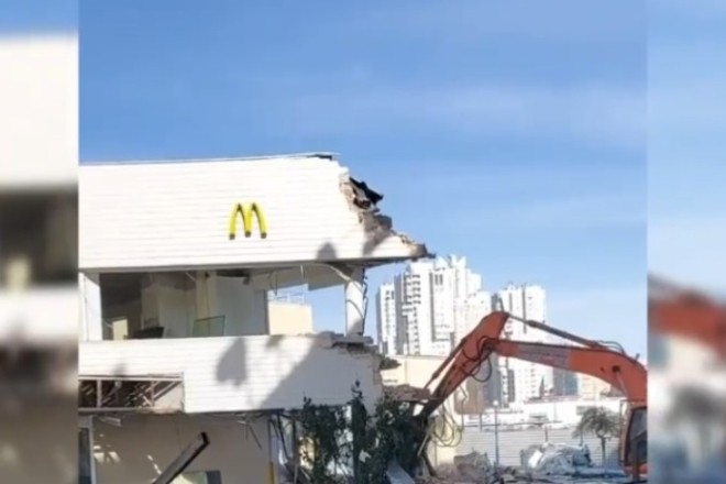 Поки без Біг-Маків: на Позняках та Деміївці зносять McDonald’s (ВІДЕО)