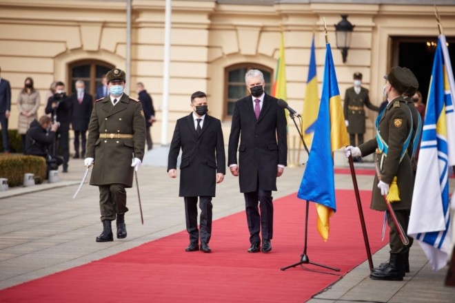 Червоний килим та почесна варта: в Києві зустрічали президента Литви