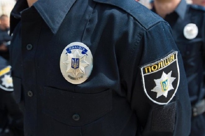 Хотів заробити на відео: у Києві хлопець розмазав на обличчі поліцейського тарілку вершків