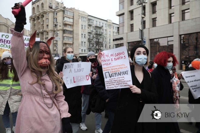 “Купуєш жінку – гвалтівник”. Як пройшов марш жінок у Києві (ФОТОРЕПОРТАЖ)