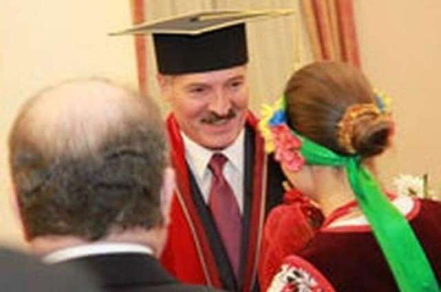 Почесний доктор Лукашенко. Чому університет Шевченка досі не позбавив його цього звання