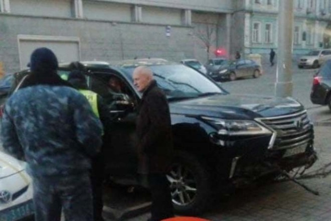 В центрі Києва водій Lexus протаранив будинок (ФОТО)
