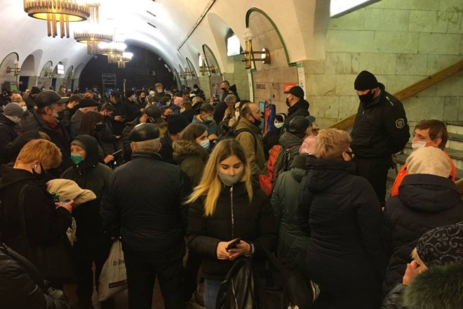 У Києві одразу сім станцій метро зачинили на вхід та вихід (ФОТО)