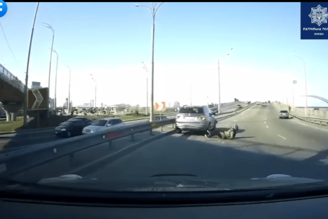 “Безголова” аварія на Гаванському мосту: мотоцикл на буксирі залетів під автівку (ВІДЕО)