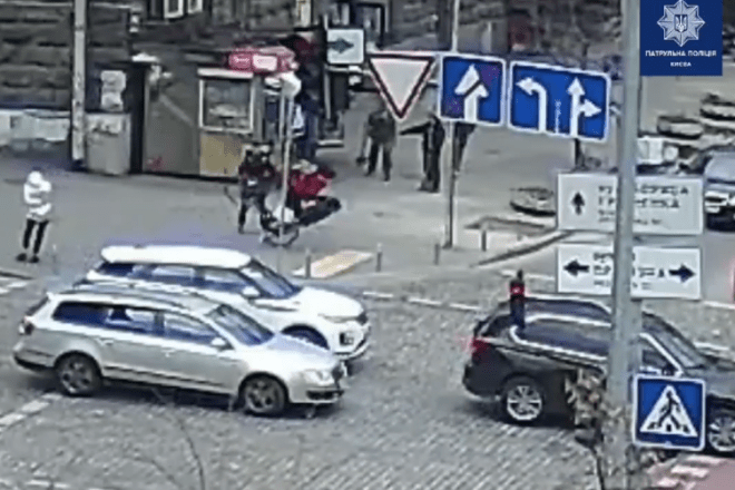 “Велошумахерка” збила жінку на тротуарі – обох завезли до лікарні