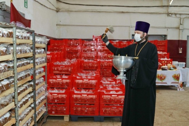 Священники підуть на хлібзаводи та в магазини освячувати великодні паски