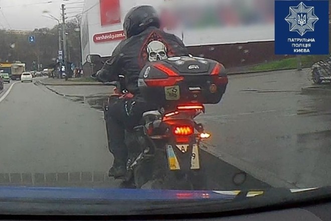 Винахідник-мотоцикліст розсікав містом із закритим трусами номерним знаком