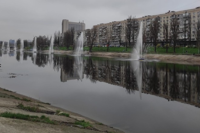 На Русанівському каналі вперше після зими запустили фонтани