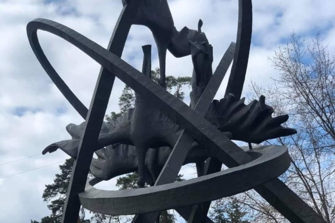 Біля пам’ятника жертвам Чорнобильської трагедії упорядковують територію: висаджують квіти, відновлюють газон