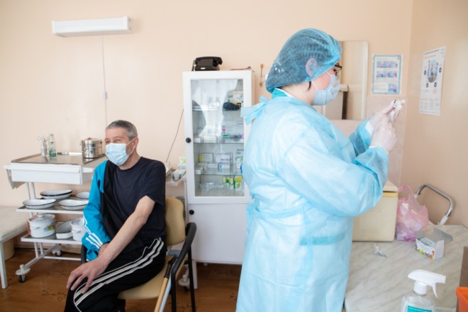 Карантин, день 433. В Україні почали вакцинувати людей з черги в «Дії»
