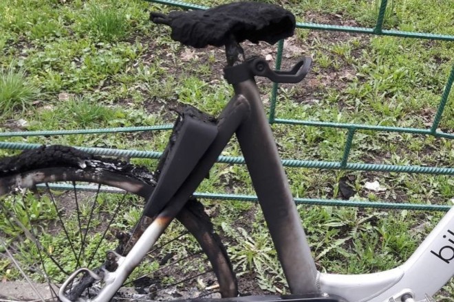 Велосипед з міського прокату спалили невідомі – за їхні “голови” обіцяють винагороду