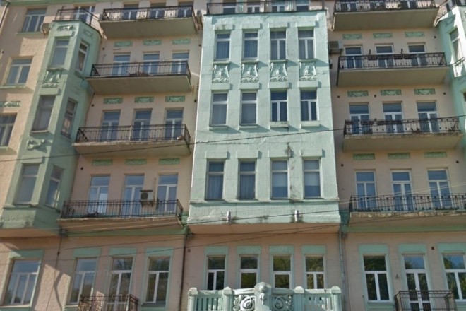 На Льва Толстого прямо на тротуар рухнула частина фасаду (ФОТО)