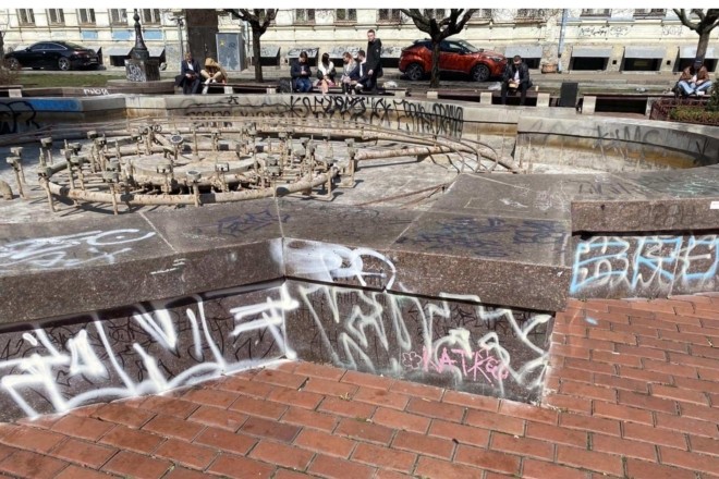 З’явилися фото, як вандали обмалювали фонтан біля Оперного театру