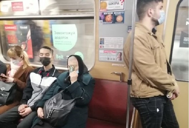 Броня. Бабця в метро захищалась іконою від коронавірусу (ФОТО)