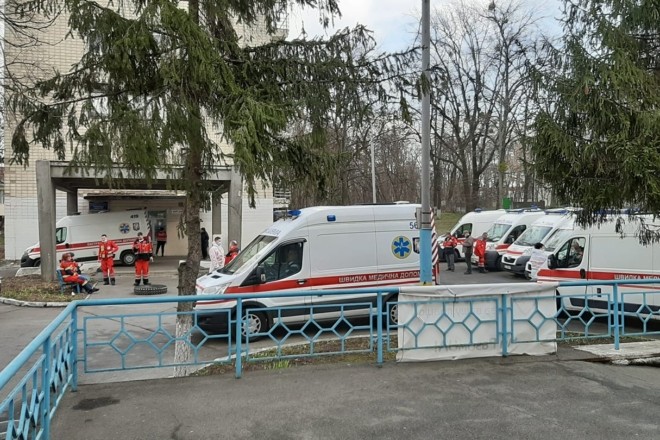 Швидкі стоять в черзі, хворі важкі – критична ситуація в київській лікарні