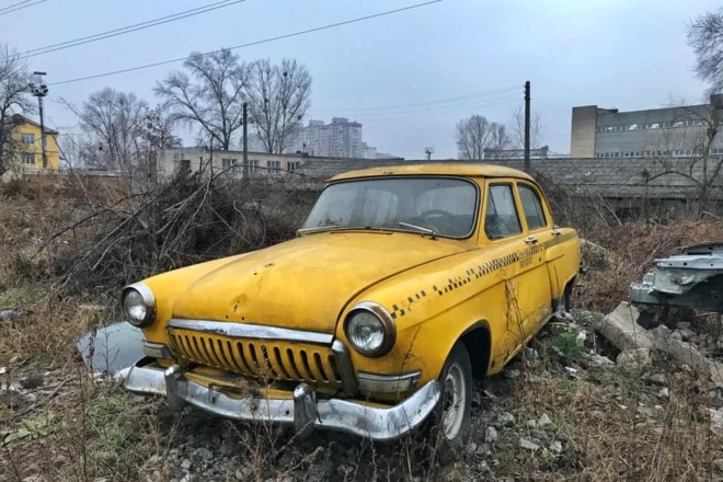 На Дарниці можна побачити раритетні авто часів СРСР. Правда на кладовищі
