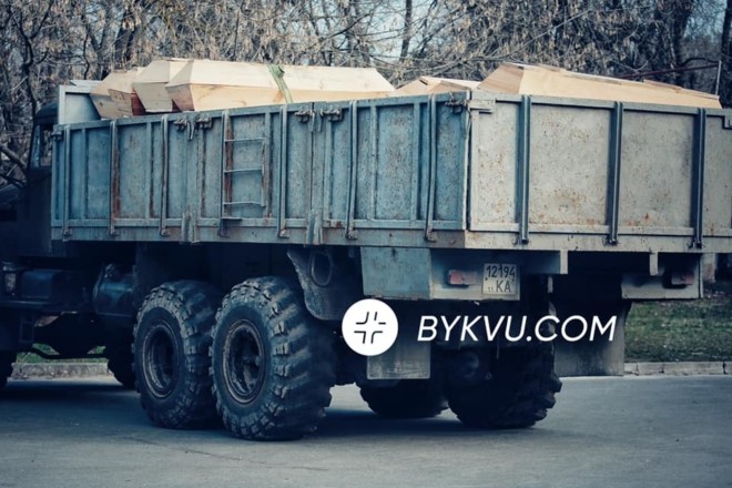 На Лівому березі Києва бачили вантажівку з трунами. Біля лікарні (ФОТО)