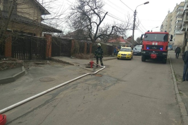 У Києві горіла квартира, постраждало двоє людей
