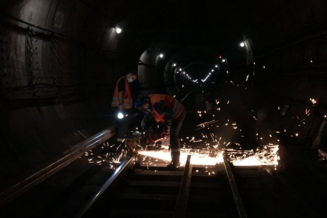 Вночі у метро кипить робота – що роблять