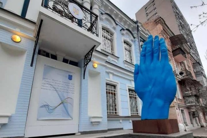 Синя рука знову в Києві – де помітили відому скульптуру