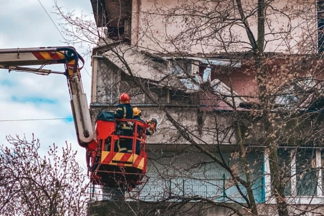 Коли засклення рятує. На Татарці демонтували балкони на двох поверхах багатоповерхівки (ФОТО)