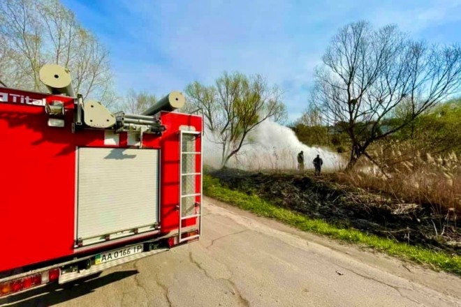 У “Пирогово” спалахнула пожежа (ФОТО)