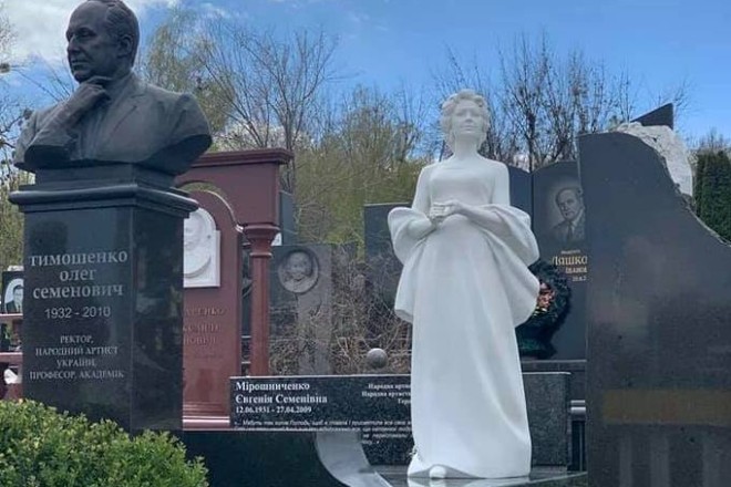 Дивовижна жінка і талановита співачка: на Байковому встановили пам’ятник Євгенії Мірошниченко (ФОТО)