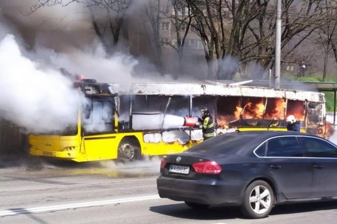 Знищений за мить: на Виноградарі загорівся автобус с пасажирами (ФОТО, ВІДЕО)