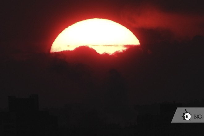 Фото дня. Небо стало червоним немов кадр з фільму “Сутінки”
