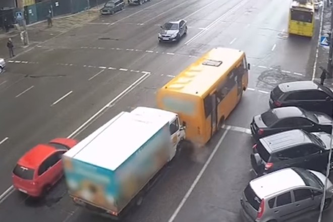 В Києві водій вантажівки протаранив маршрутку на світлофорі (ВІДЕО)