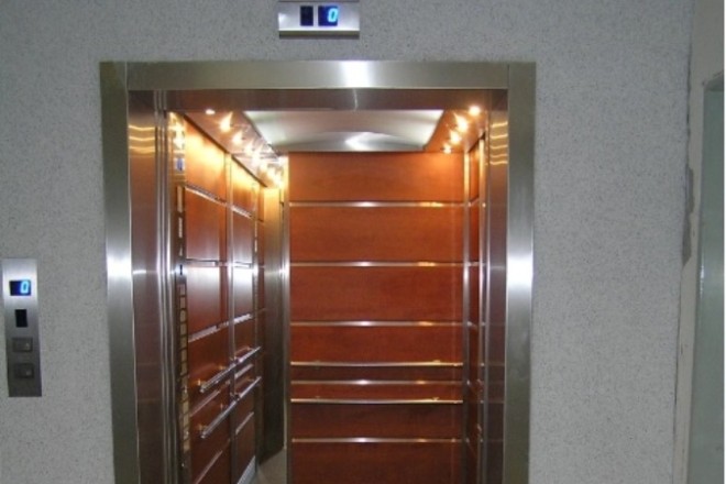 Дивний ліфт на вулиці Гончара: щоб піднятися – треба розгадати ребус (ФОТОФАКТ)