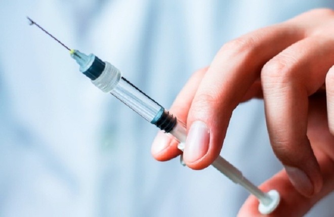 У Києві вакцинували тисячу “привілейованих” вчителів: деталі