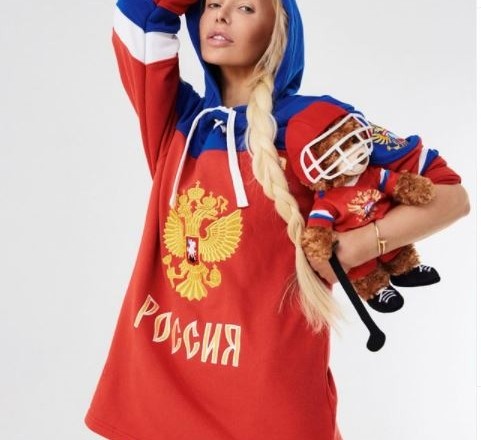 Дружина російського мільйонера і любителька позувати з гербом РФ стала обличчям номеру українського журналу